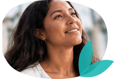 Mujer sonriente mirando al horizonte